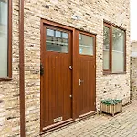 Modern Airy 2-Bed Gem In Trendy Stoke Newington