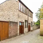Modern Airy 2-Bed Gem In Trendy Stoke Newington