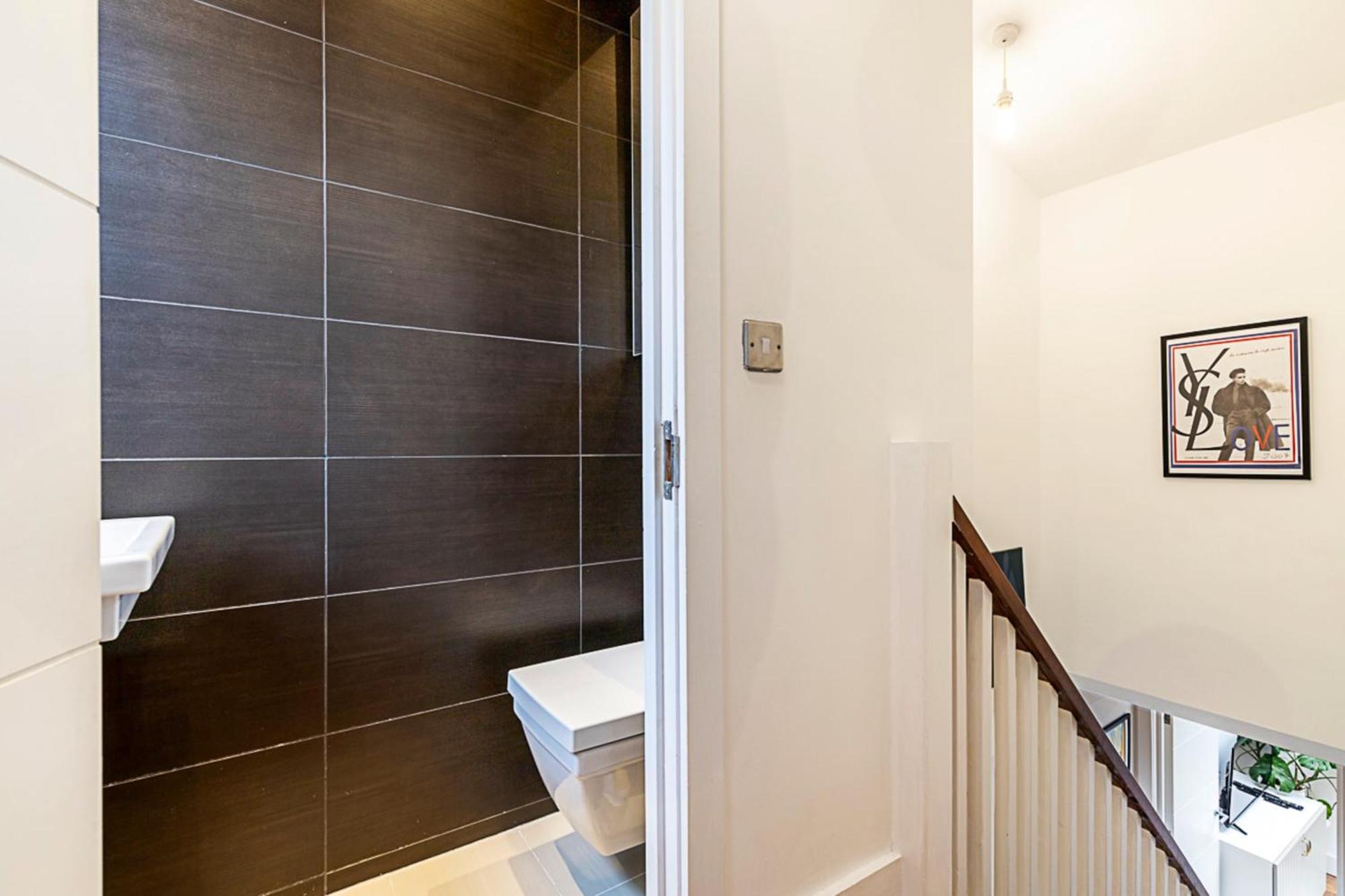 Modern Airy 2-bed Gem In Trendy Stoke Newington Londra