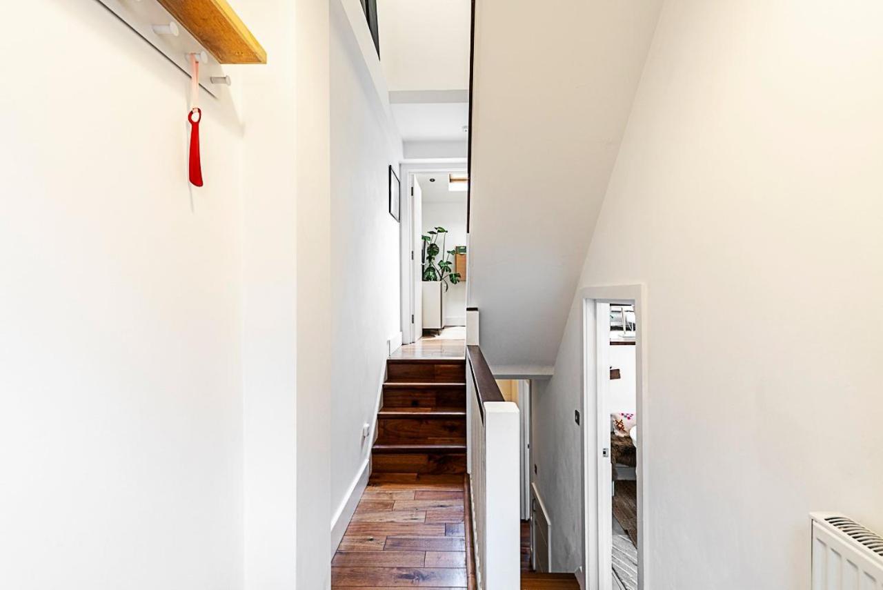 Modern Airy 2-bed Gem In Trendy Stoke Newington Londra
