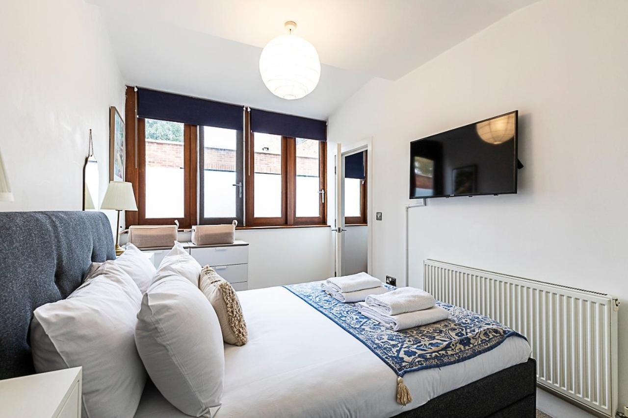 Modern Airy 2-bed Gem In Trendy Stoke Newington Londra